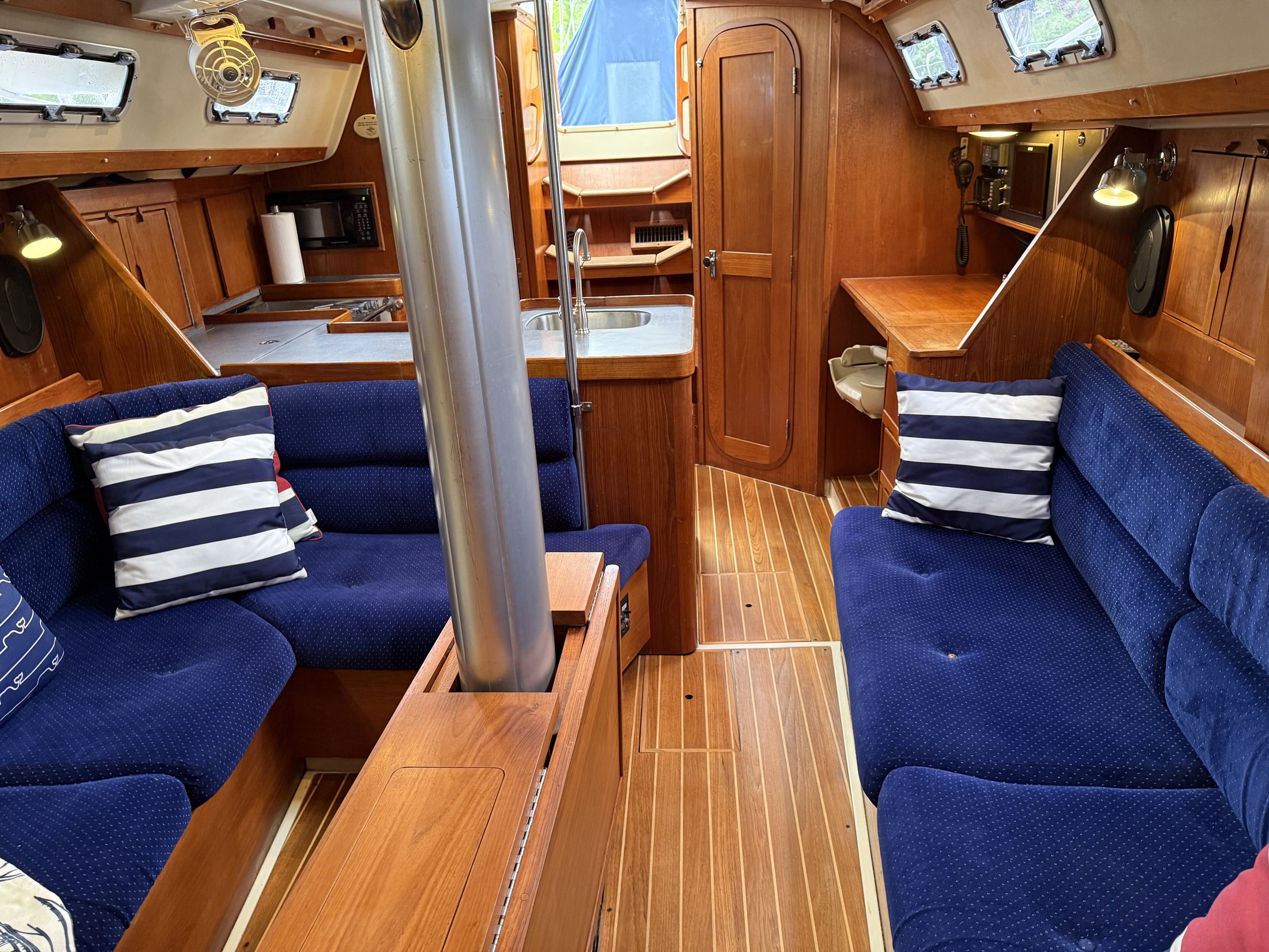 Salon seating and companionway